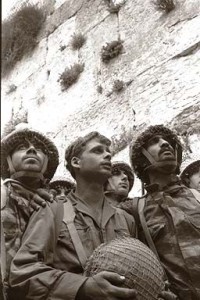 Israeli paratroopers shortly after the capture of the Wall during the Six-Day War (by: David Rubinger)