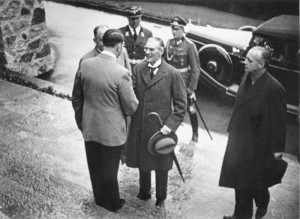 Zentralbild 16.9.1938 Premierminister Chamberlain bei Hitler 1938 Am 13.9.1938 schlug Chamberlain Hitler eine Aussprache über die Abtennung des Sudetengebietes vor. Das Ergebnis der Münchener Konferenz zeigte auch Chamberlains Verrat am Weltfrieden und der Unabhängigkeit der Völker. UBz: [Neville] Chamberlain stattet [Adolf] Hitler auf dem Obersalzberg am 15.9.1938 einen Besuch ab. 1. von rechts: der Reichsminister des Auswärtigen [Joachim] von Ribbentrop. 12279-38 [Scherl Bilderdienst]