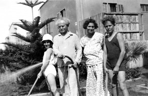 David and Pola Ben-Gurion with their children Amos and Renana, outside their home in Tel-Aviv (Photo: Bitmuna Lab)