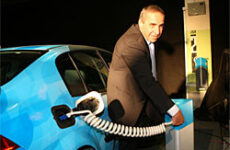 Project Better Place Plugs First Charge Spot to Electric Car