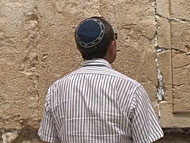 IDF paratrooper returns to Kotel to ‘update’ iconic photo